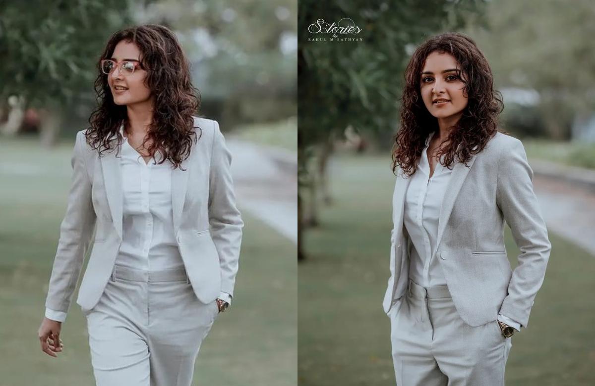 കിടിലൻ മേക്കോവർ! മമ്മൂട്ടിയെ പോലെ പ്രായം റിവേഴ്സ് ഗിയറിലാണോ എന്ന സംശയത്തിൽ ആരാധകർ.!! | Manju Warrier new look goes trending 1 Manju Warrier