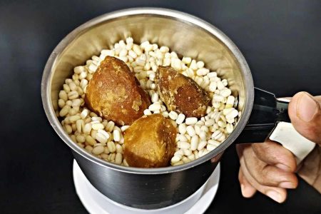 ഇച്ചിരി ഉഴുന്നും ശർക്കരയും ഉണ്ടേൽ ഇങ്ങനെ തയ്യാറാക്കി നോക്കൂ! വായിൽ അലിഞ്ഞു പോകും കിടു പലഹാരം!! | Easy Jaggery Uzhunnu Snack Recipe