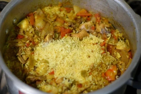 കുക്കറിൽ ഒറ്റ വിസിൽ ബിരിയാണി റെഡി! കുക്കറിൽ ബിരിയാണി ഒരു തവണ ഇതുപോലെ ഉണ്ടാക്കിയാൽ പിന്നെ ഇങ്ങനേ ഉണ്ടാക്കൂ!! | Simple Pressure Cooker Biriyani Recipe