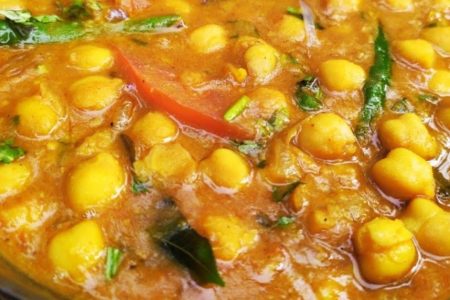 ഒരു രക്ഷയുമില്ലാത്ത രുചി! ഇതുപോലെ ചെയ്താൽ കടലക്കറി ടേസ്റ്റ് ഇരട്ടിയാവും! ഒരിക്കലെങ്കിലും വെള്ള കടല കറി ഈ രീതിയിൽ ഒന്ന് ചെയ്തു നോക്കൂ!! | Kerala Style Chickpea Curry Recipe